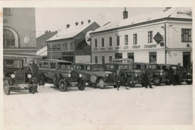 Auta stojící na náměstí Míru u nové radnice a začátku ulice Bartošova ve Zlíně  (fotografie z roku 1931) | foto: Profimedia