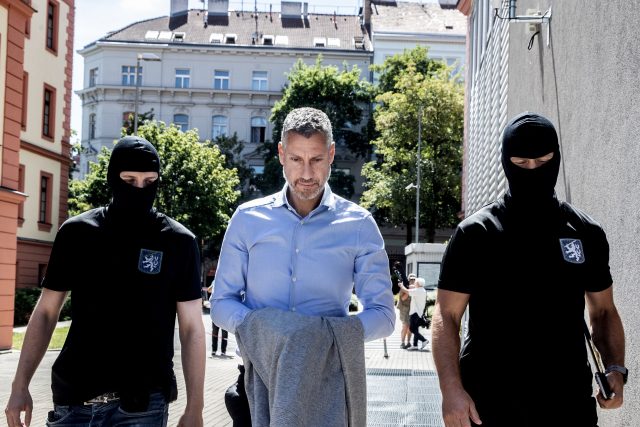 Michal Redl míří k soudu,  který rozhodl o jeho vazbě | foto: Michal Růžička/MAFRA,  Profimedia
