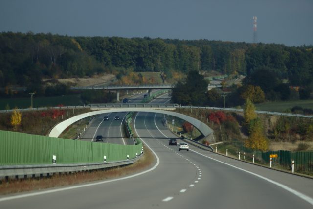Řidiči by se po nové dálnici měli svézt už koncem roku 2022 | foto: Aktron,  Wikimedia Commons,  CC BY-SA 4.0
