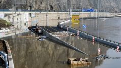 Rozvodněná řeka Labe zaplavila komunikace Předmostí a Přístavní spojující centrum Ústí nad Labem s městskou částí Krásné Březno.