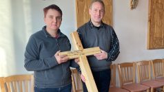 Padesát křížů vyrobených z trámů tornádem poničeného kostela si vyzvedli noví majitelé. Vpravo farář Marián Kalina