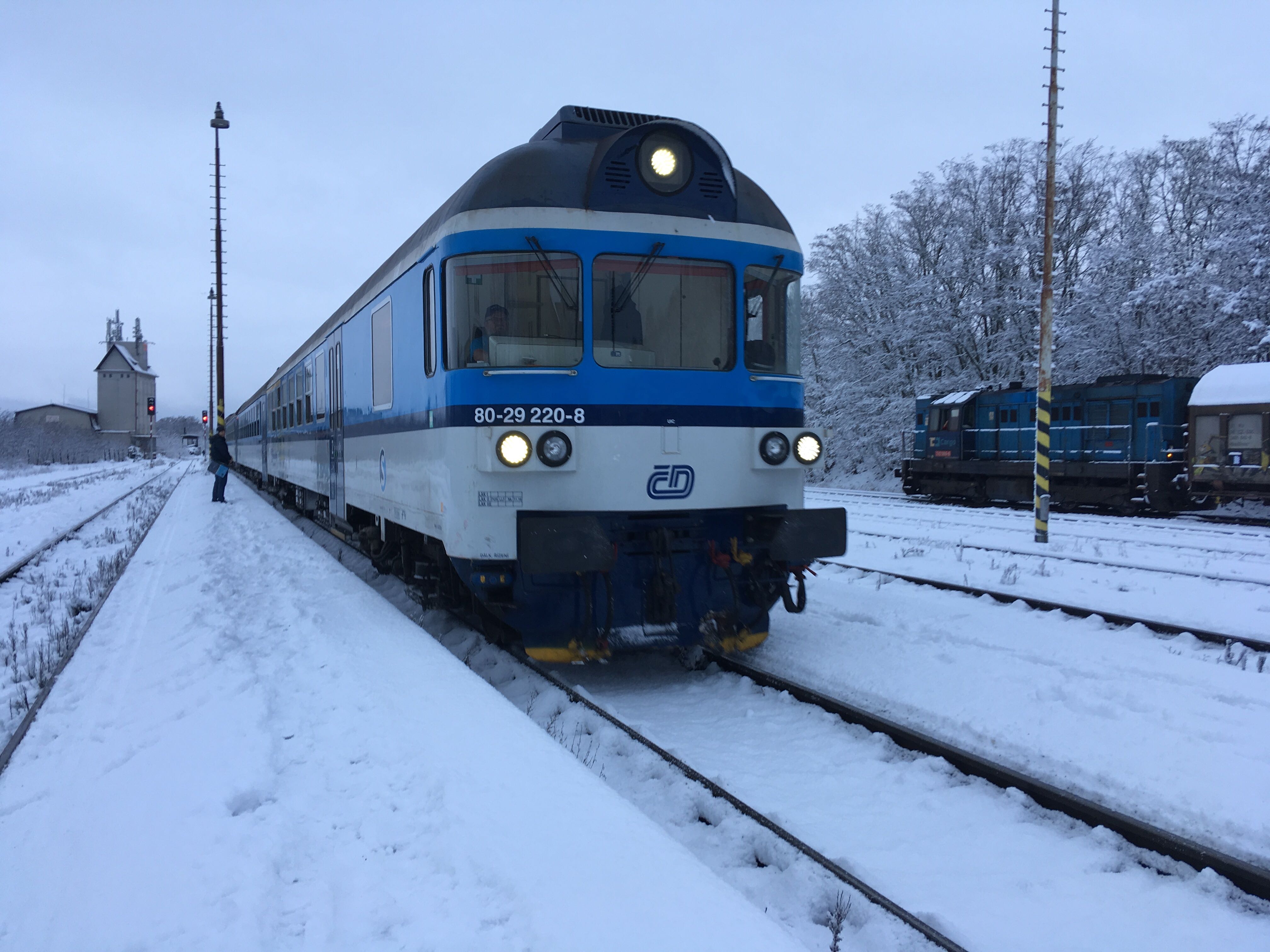Osobní vlak společnosti České dráhy v zimním provozu ve sněhu (ilustrační foto).