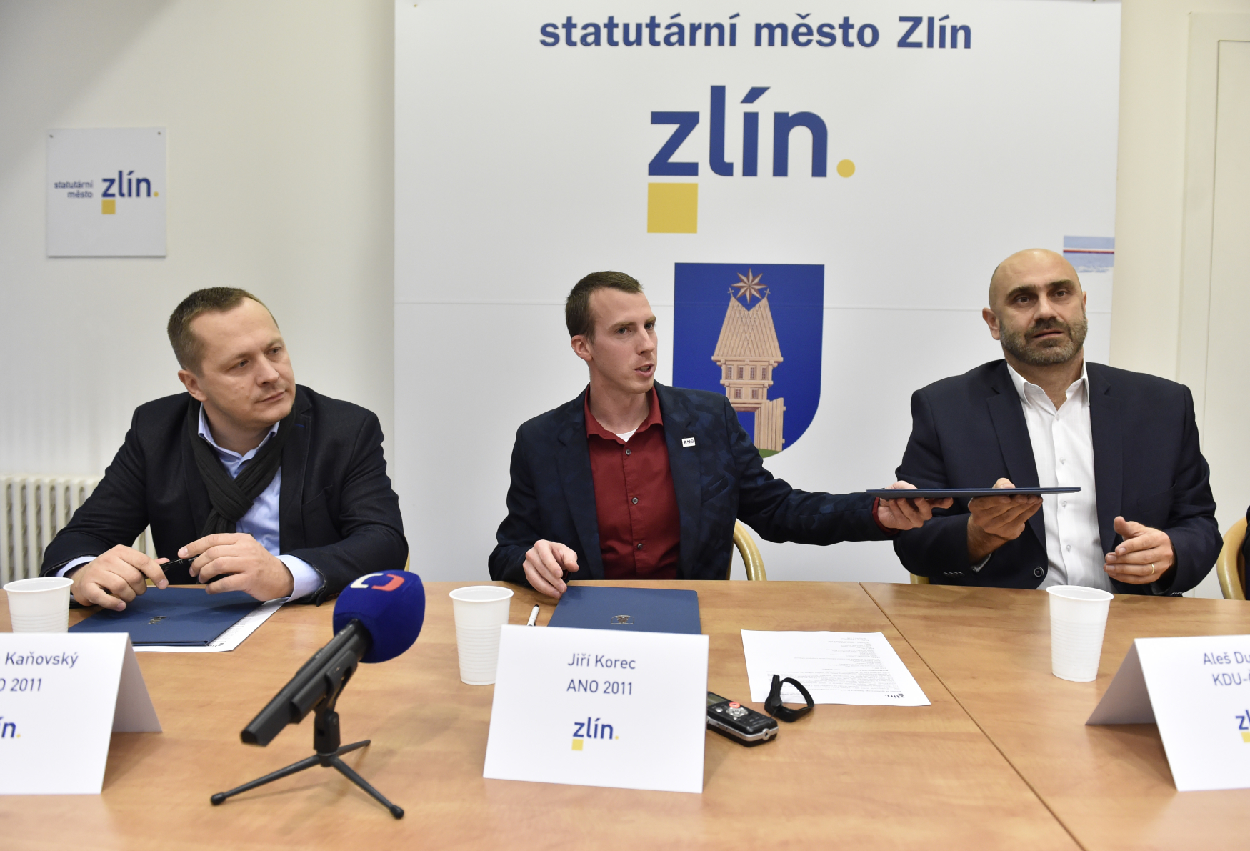 Zleva Roman Kaňovský a Jiří Korec z ANO a Aleš Dufek z KDU-ČSL při podpisu koaliční smlouvy ve Zlíně
